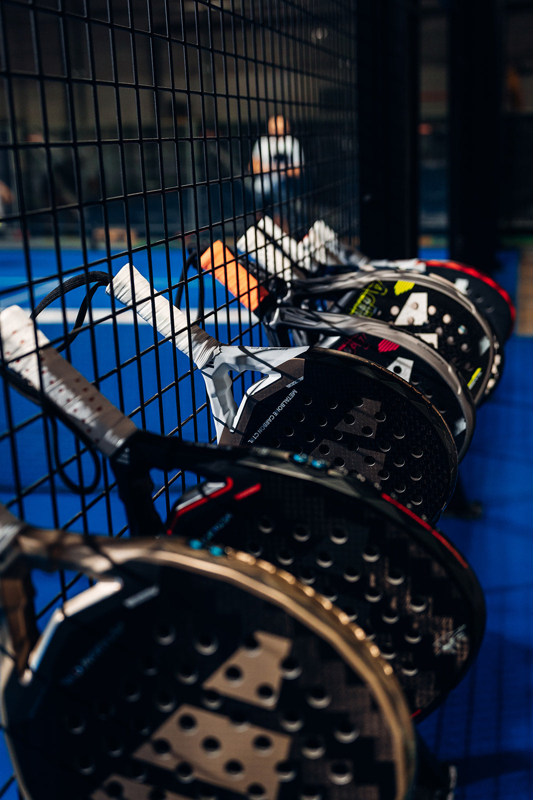 Verschillende padelrackets klaar om te vergelijken en te testen op het padelveld